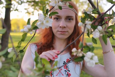 Bir sonbahar Parkta yürümek bir kız. Kızıl saçlı genç kız