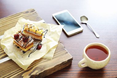 Doldurulmuş Viyana waffle 'ı. Kahve masası. Bir set mis kokulu c