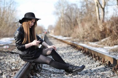 Genç güzel kız şapka içinde ve dışında koyu makyajlı. G