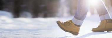 Karla kaplı yol boyunca basamaklar