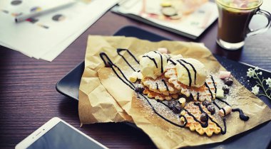 Doldurulmuş Viyana waffle 'ı. Kahve masası. Bir set mis kokulu c