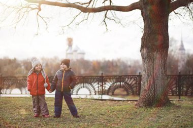 Çocuk sonbahar Park walk