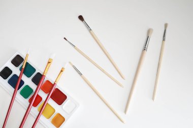 Beyaz bir kağıt üzerine resimler çizmek.