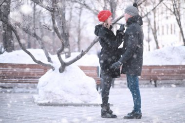 Genç çift kışın yürüyor