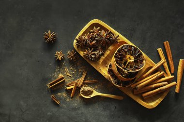 Yemek pişirmek için baharatlar. Tarçın ve anason. Baharatlar için Pestle.