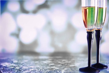 Köpüklü şaraplar için uzun bardaklı bir arka plan. Şampanya ve... 