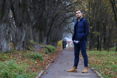 Genç adam bir sonbaharda sakal.