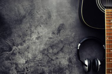 Gitar ve aksesuarlar taş zeminde. Masa müzisyeni, hea