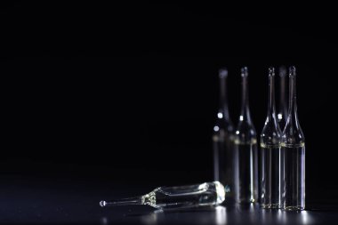 Tıbbi ilaç ampulleri. Enjeksiyon için ilaçlar.