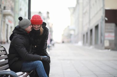 Genç çift kışın yürüyor