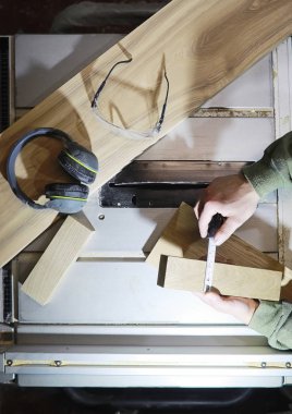 Araçları ve süreç içinde elektrikli testere ile atölye çalışması