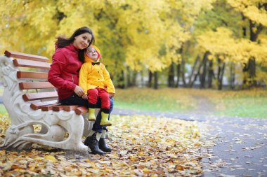Bir çocuk dışında bir yürüyüş için yağmurluk