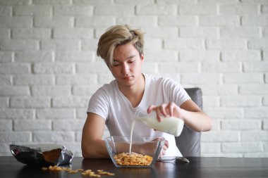 Kahvaltıda sütlü Mısır gevreği