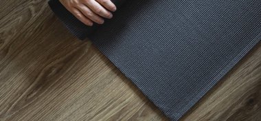 Yerde yoga pratiği yapmak için. Sağlıklı yaşam tarzı.