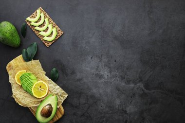 Avokado yemek tarifleri. Olgun yeşil avokado ahşap bir kesim üzerinde 