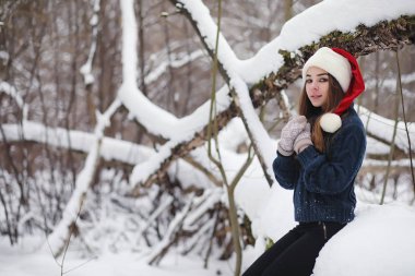 Genç bir kız bir kış parkta bir yürüyüş. Noel tatili t