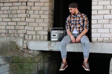 Bir sakallı bir genç adamla