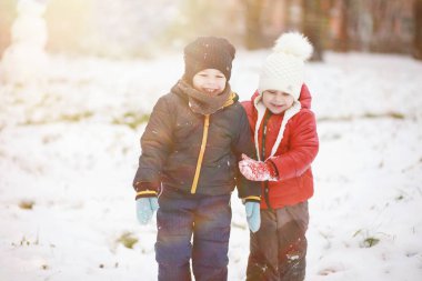 Kış parkında çocuklar oyun oynuyor