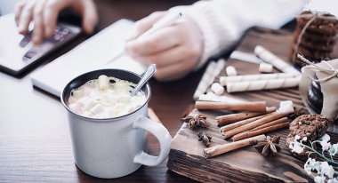 Kış kahvaltısı. Bir fincan kremalı sıcak çikolata ve...