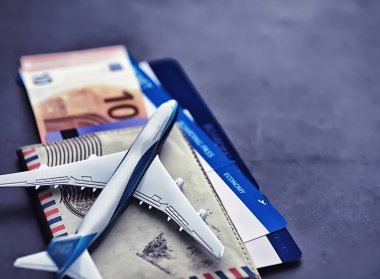 Uçak bileti ve uçuş için pasaport. Seyahat konsepti. Bilet