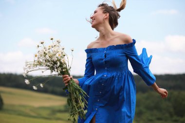 Genç tatlı kız bir alanda gün batımında koşmak