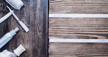 Ahşap dokuda tıraş aksesuarları. Aletler. Sevkiyat