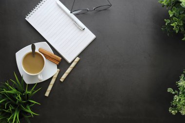 Ofis masaüstü arka planında bir fincan kahve ve uten yazısıyla