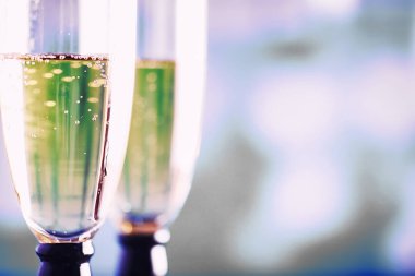 Köpüklü şaraplar için uzun bardaklı bir arka plan. Şampanya ve... 