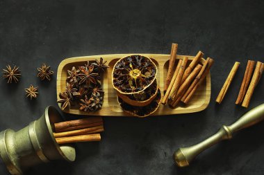 Yemek pişirmek için baharatlar. Tarçın ve anason. Baharatlar için Pestle.