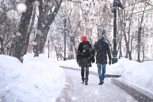 Молодая пара, идущая зимой — стоковое фото
