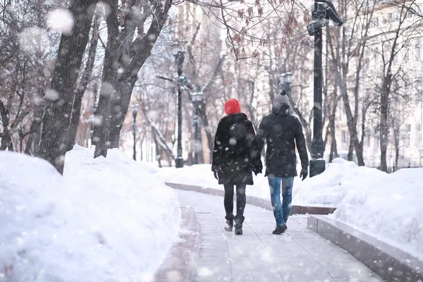 Jovem casal caminhando pelo inverno — Fotografia de Stock