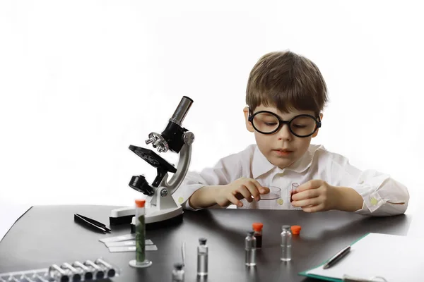 Młodzi naukowcy chemików. Lekarz, asystent laboratoryjny. — Zdjęcie stockowe