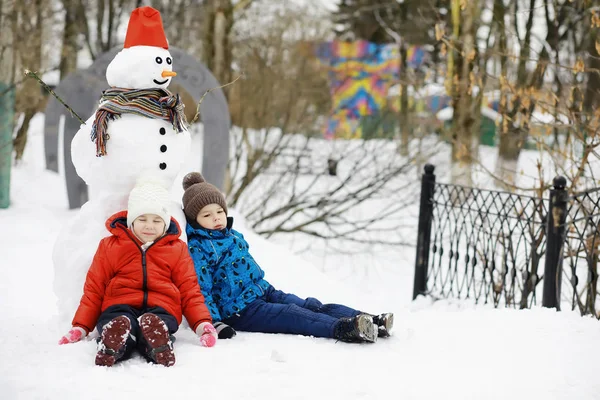 겨울에는 아이들 이 공원에 있다. 아이들 이 눈알을 가지고 노는 모습 — 스톡 사진