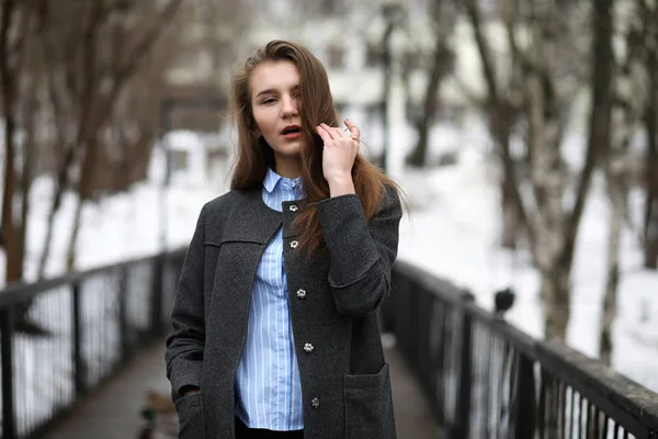 Jeune fille adulte en manteau dans la rue — Photo