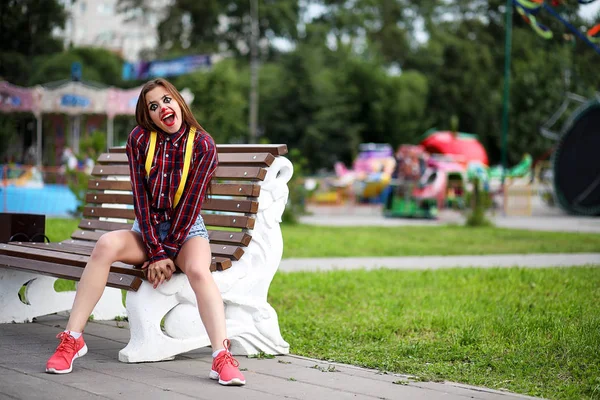 Menina bonito em uma maquiagem de palhaço — Fotografia de Stock