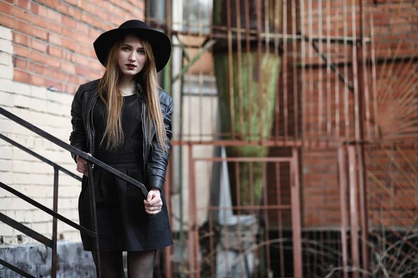 Menina bonita nova em um chapéu e com uma maquilagem escura do lado de fora. G — Fotografia de Stock