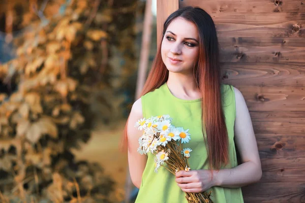 Schöne Mädchen mit einem Strauß im Herbst — Stockfoto