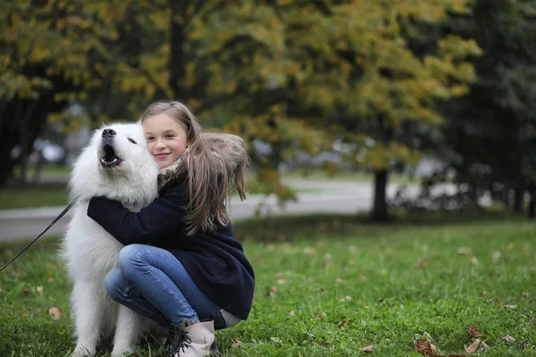 Mooi Meisje Een Wandeling Met Een Mooie Hond — Stockfoto