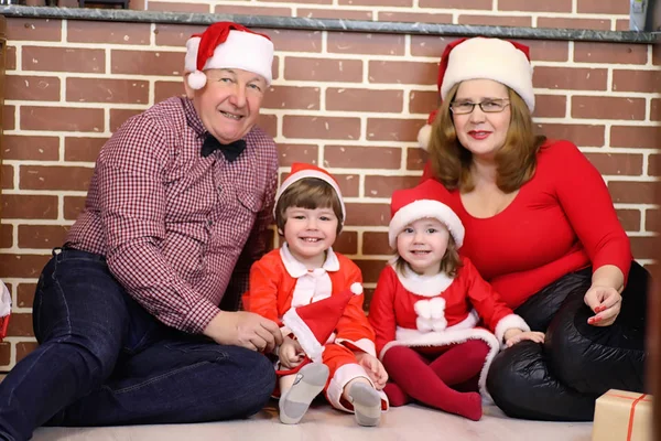 Papai Noel casal com crianças — Fotografia de Stock