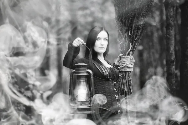 Mujer con traje de bruja en un bosque denso — Foto de Stock