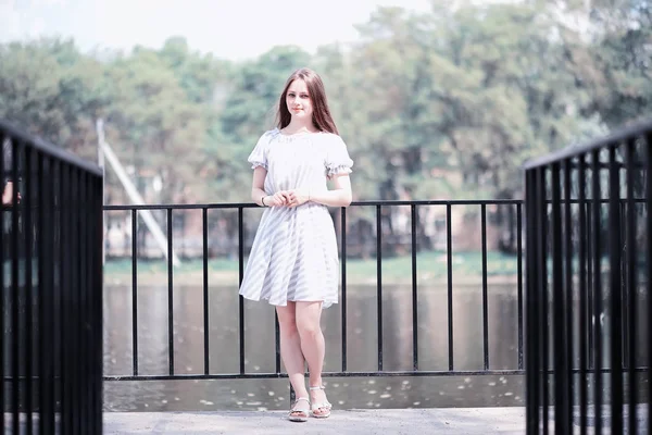 Una chica en un parque verde de primavera —  Fotos de Stock