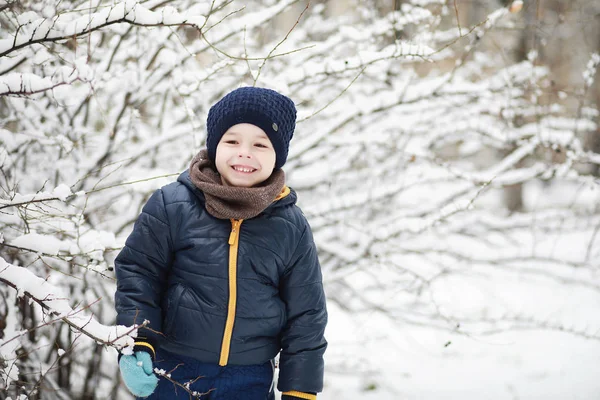 Children in winter park play — Stock Photo, Image