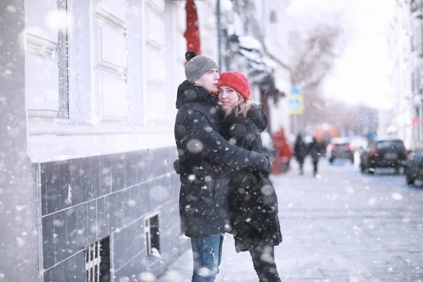 겨울 여행을 하는 젊은 부부 — 스톡 사진