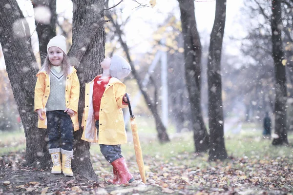 Çocuklar parkta ilk kar yürümek — Stok fotoğraf