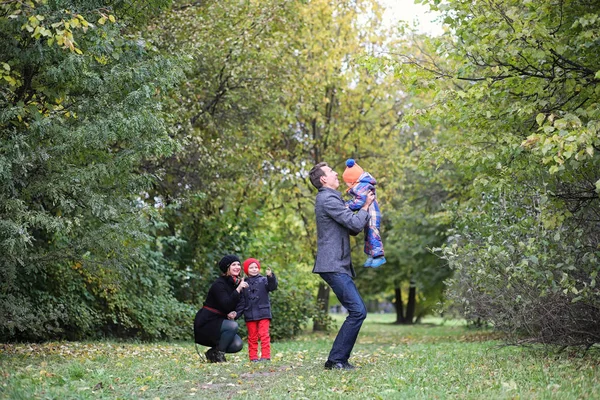 Jonge Familie Met Kinderen Een Wandeling Het Park Het Voorjaar — Stockfoto