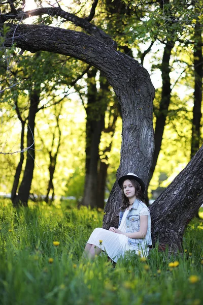 Flicka i parken på våren — Stockfoto