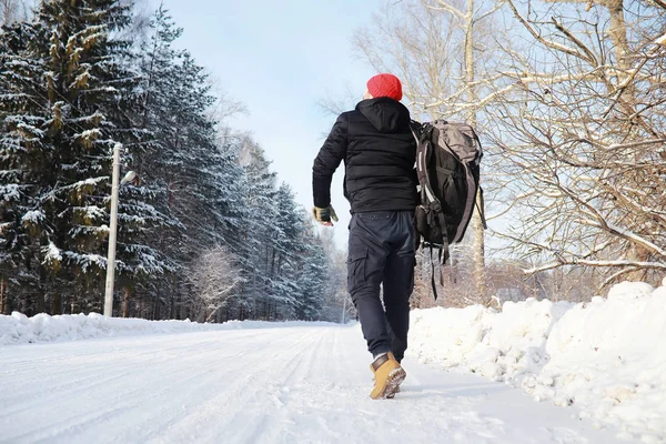Un hombre viaja con una mochila. Caminata de invierno en el bosque. Touris — Foto de Stock