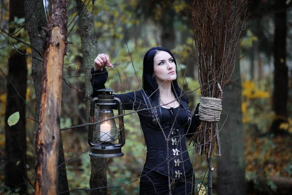 Une femme en costume de sorcière dans une forêt — Photo