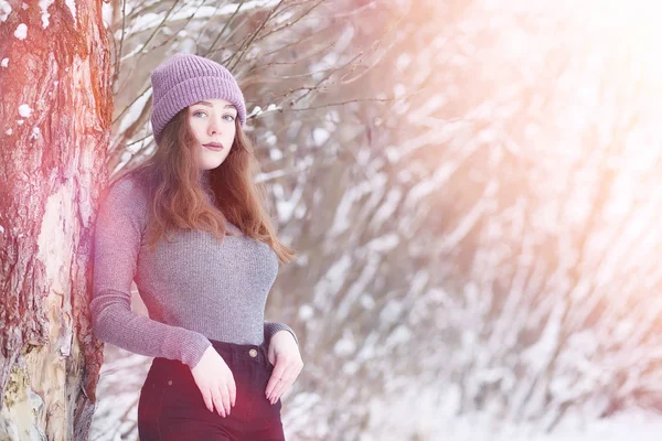 Une jeune fille dans un parc d'hiver en promenade. Vacances de Noël en t — Photo