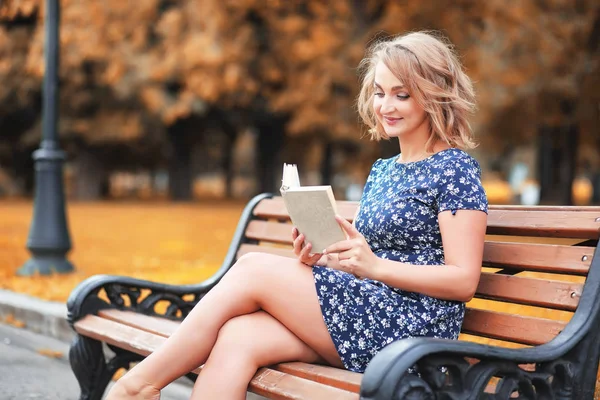 Hermosa chica en el parque de otoño —  Fotos de Stock